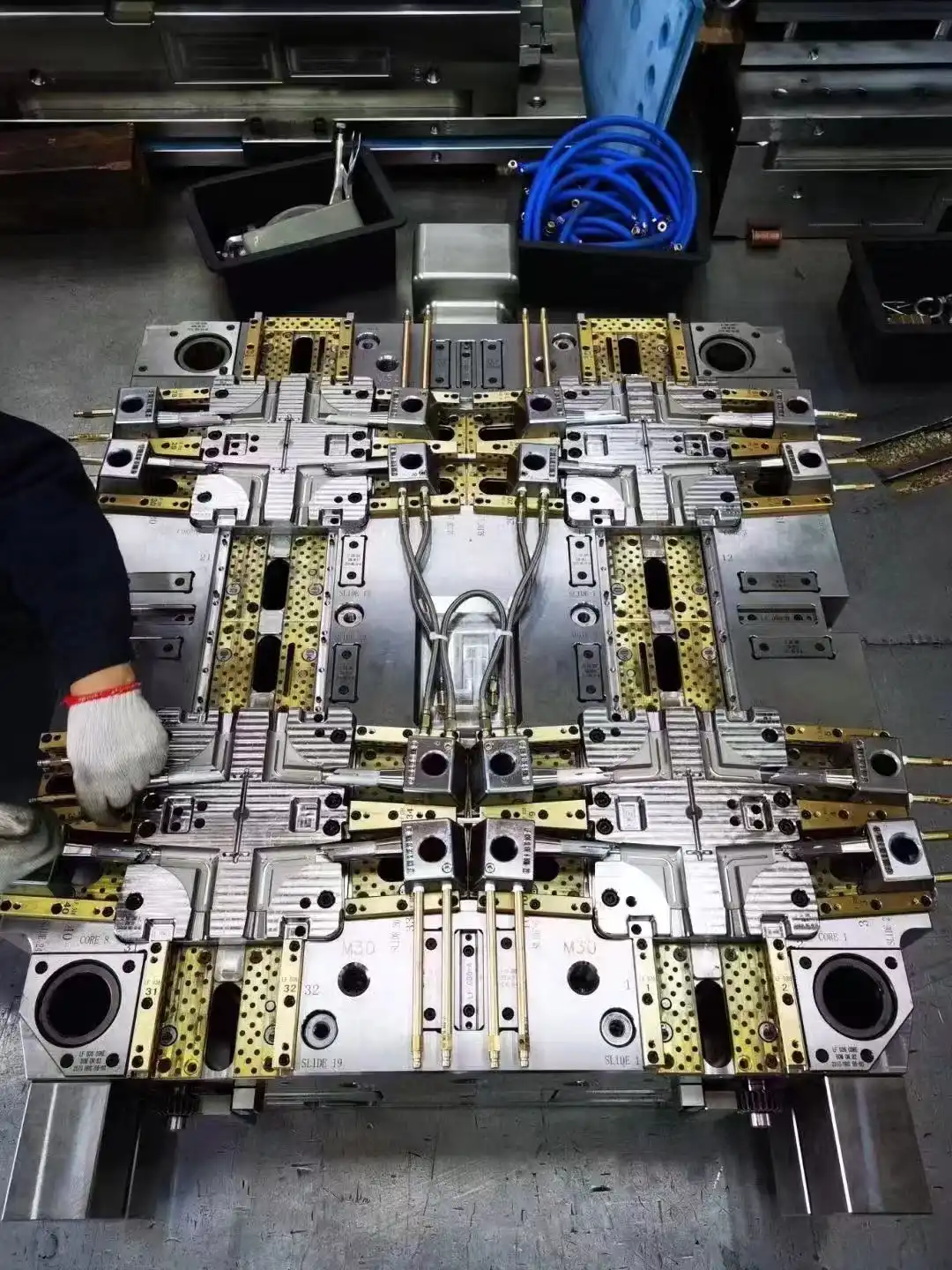 Cost-effective Production via High Precision Molds in Russia