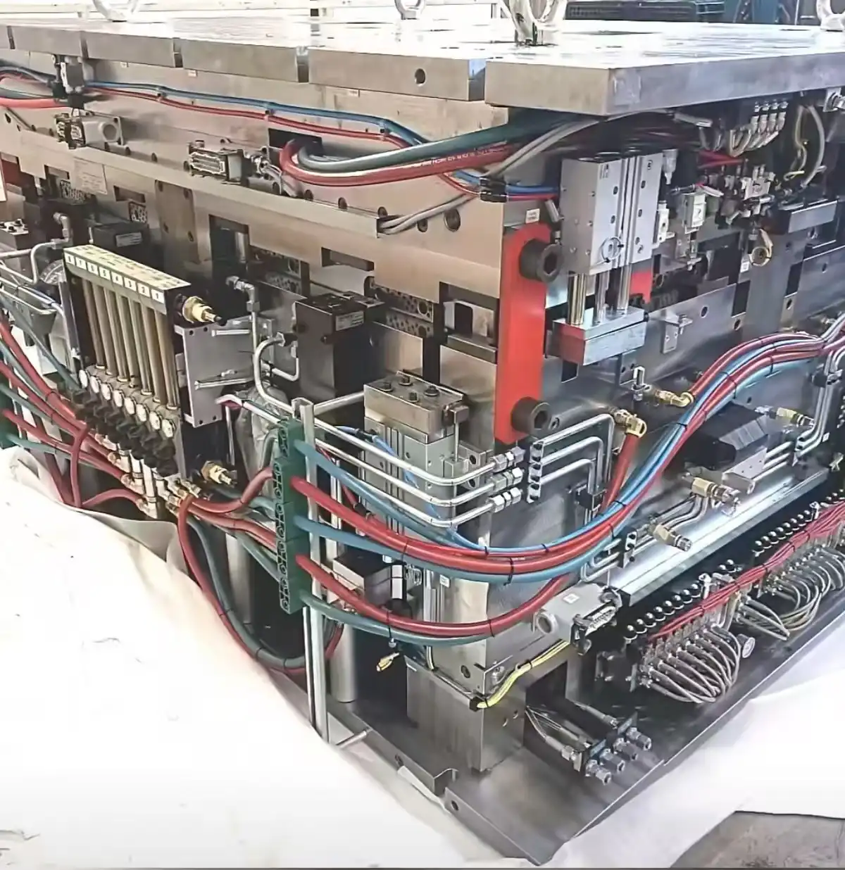 How precise can mold manufacture engineering achieve?